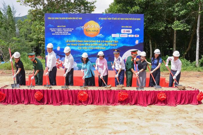 Khởi công sân bóng đá cỏ nhân tạo – công trình mang nghĩa tình đất liền hướng về Côn Đảo.
