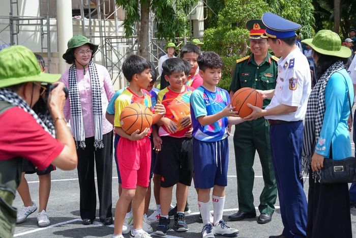 Các đại biểu trao tặng sân bóng rổ và động viên tinh thần các cháu thiếu nhi tại Côn Đảo.