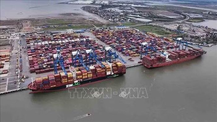 Bốc xếp hàng hoá xuất khẩu ở cảng Container Quốc tế Hải Phòng. Ảnh: Vũ Sinh/TTXVN