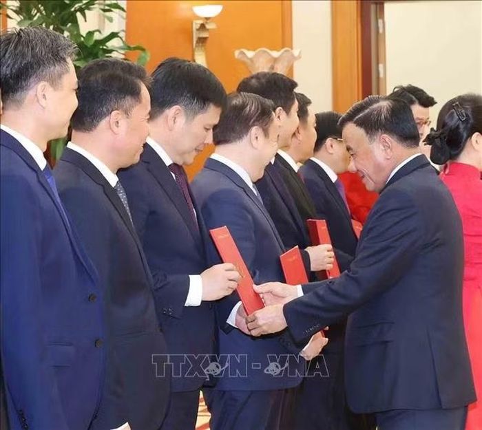 Thường trực Ban Bí thư Trần Cẩm Tú trao Quyết định của Bộ Chính trị, Ban Bí thư về công tác cán bộ. Ảnh: Phương Hoa/TTXVN
