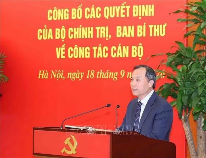 Đồng chí Hoàng Trung Dũng, Uỷ viên Trung ương Đảng, Phó Trưởng Ban Thường trực Ban Tổ chức Trung ương đọc các Quyết định của Bộ Chính trị, Ban Bí thư về công tác cán bộ. Ảnh: Phương Hoa/TTXVN