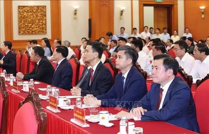 Các đồng chí nhận Quyết định của Bộ Chính trị, Ban Bí thư về công tác cán bộ. Ảnh: Phương Hoa/TTXVN