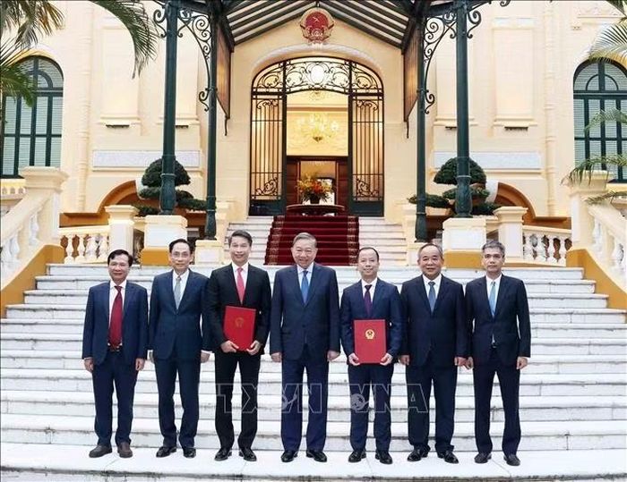 Tổng Bí thư, Chủ tịch nước Tô Lâm và đại biểu cùng 2 Đại sứ mới được bổ nhiệm. Ảnh: Thống Nhất/ TTXVN