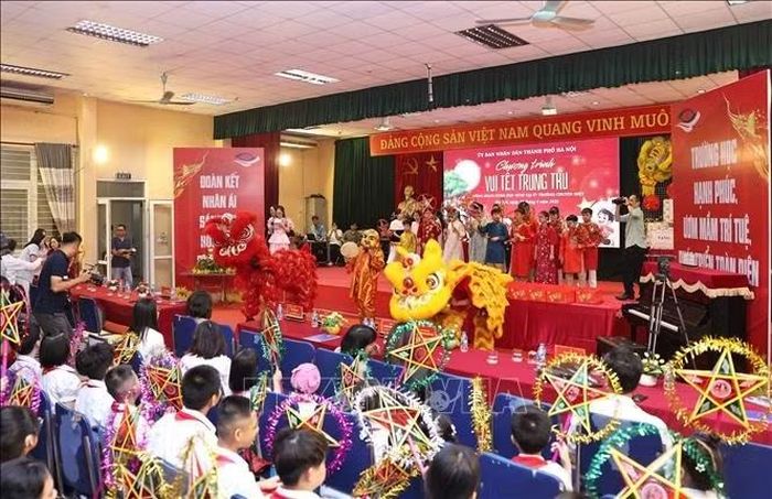 Không khí rộn ràng, ấm áp vui Tết Trung thu của học sinh các trường chuyên biệt. Ảnh: Thanh Tùng/ TTXVN