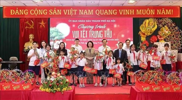 Không khí rộn ràng, ấm áp vui Tết Trung thu cùng học sinh các trường chuyên biệt. Ảnh: Thanh Tùng/TTXVN