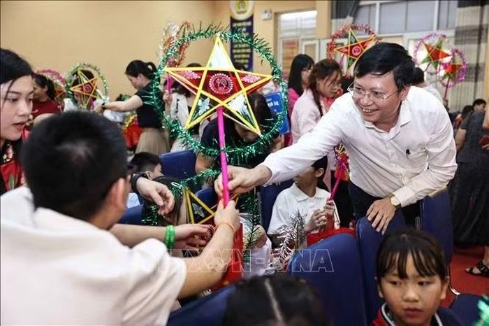 Giám đốc Sở Giáo dục và Đào tạo Hà Nội Nguyễn Văn Hiền tặng quà Tết Trung thu cho học sinh các trường chuyên biệt. Ảnh: Thanh Tùng - TTXVN