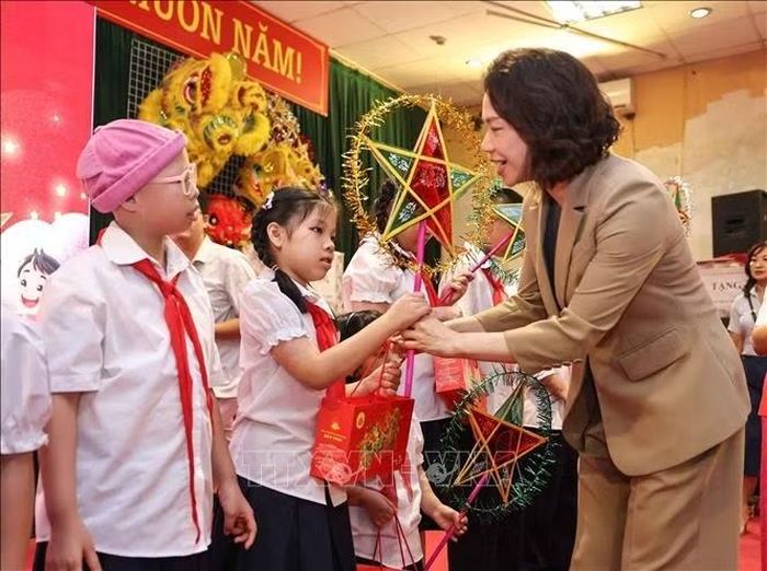 Phó Chủ tịch UBND thành phố Hà Nội Vũ Thu Hà tặng quà Tết Trung thu cho học sinh các trường chuyên biệt. Ảnh: Thanh Tùng - TTXVN