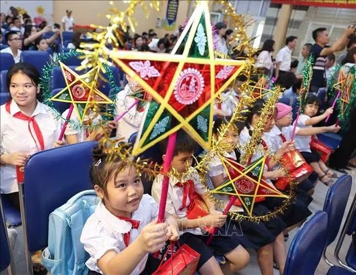 Không khí rộn ràng, ấm áp vui Tết Trung thu của học sinh các trường chuyên biệt. Ảnh: Thanh Tùng/TTXVN