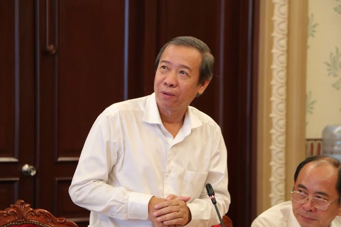 Ồn Nguyễn Văn Vĩnh Châu, Phó giám đốc Sở Y tế TP Hồ Chí Minh báo cáo về hoạt động 8 tháng qua và nhiệm vụ 4 tháng cuối năm của ngành y tế TP Hồ Chí Minh.