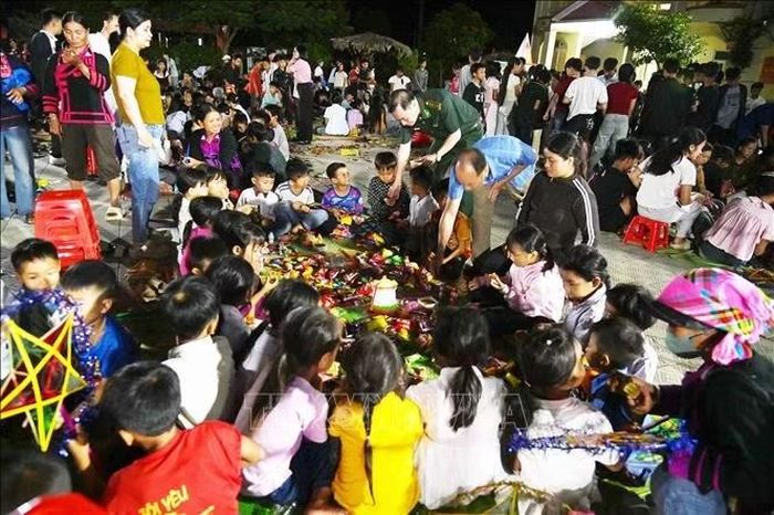 Học sinh quây quần bên mâm cỗ Trung thu. Ảnh: TTXVN phát