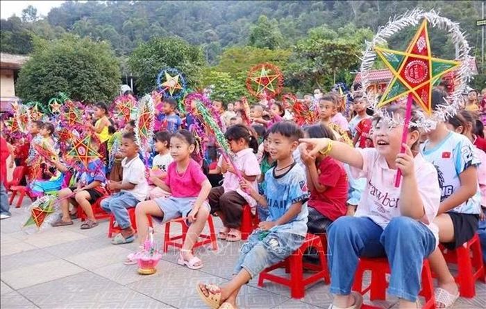 Học sinh vui vẻ tham gia chương trình "Biên cương - Đêm hội Trăng rằm" năm 2026 do Bộ đội Biên phòng tỉnh Lai Châu tổ chức. Ảnh: TTXVN phát