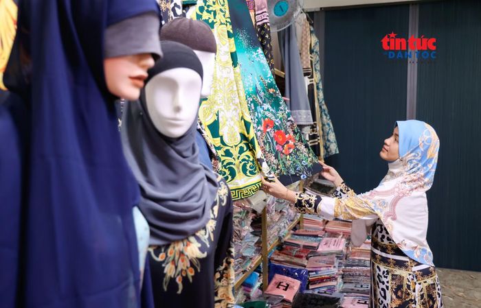 Một gian hàng bày bán quần áo truyền thống của hộ gia đình người Chăm Islam tại phường Chánh Hưng (TP Hồ Chí Minh).