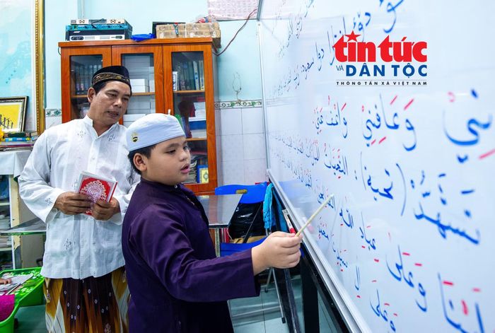 Bà con người Chăm ở TP Hồ Chí Minh vẫn duy trì việc dạy học và gìn giữ bản sắc văn hóa qua chữ viết.