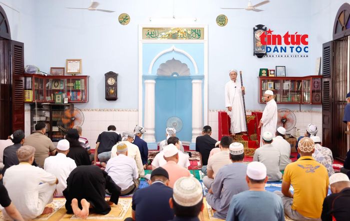 Không gian bên trong thánh đường Masjid Al Jamia’ (phường Chợ Lớn) được thiết kế rộng rãi, đơn giản, phục vụ các nghi lễ cầu nguyện tập thể của tín đồ Hồi giáo.