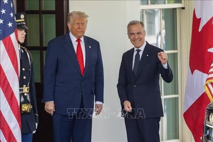 Tổng thống Mỹ Donald Trump (trái) và Thủ tướng Canada Mark Carney tại cuộc gặp ở Nhà Trắng, Washington, D.C. Ảnh: THX/TTXVN