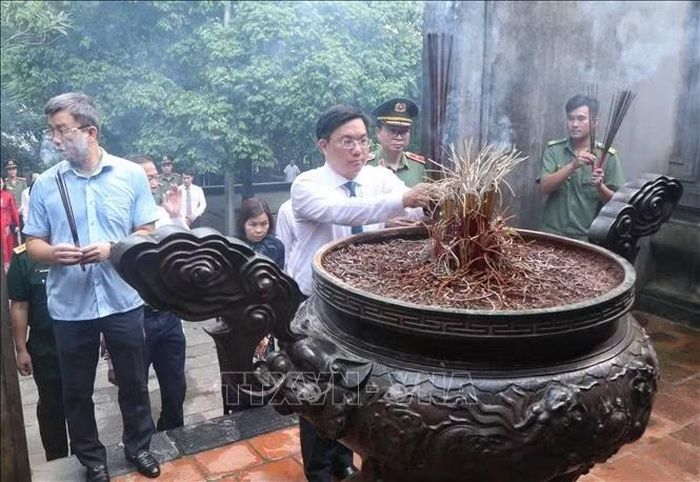 Lãnh đạo tỉnh Phú Thọ vào hậu cung Đền Thượng dâng hương tưởng niệm, tri ân công đức các Vua Hùng.