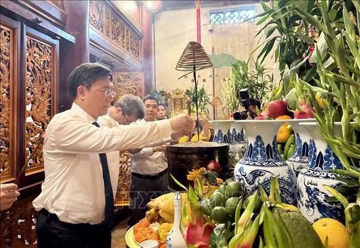 Lãnh đạo tỉnh Phú Thọ vào hậu cung Đền Thượng dâng hương tưởng niệm, tri ân công đức các Vua Hùng.