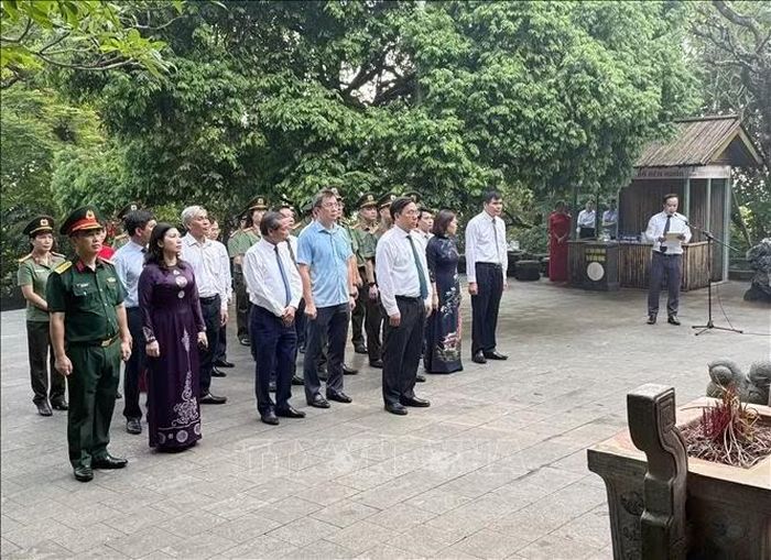 Đoàn đại biểu tỉnh Phú Thọ dâng hương tưởng niệm, tri ân công đức các Vua Hùng tại Đền Thượng.