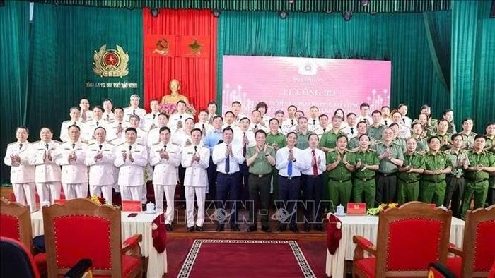 Các đại biểu chụp ảnh lưu niệm.