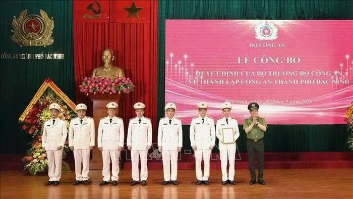 Đại tướng Lương Tam Quang, Bộ trưởng Bộ Công an trao Quyết định và chúc mừng Công an thành phố Bắc Ninh.