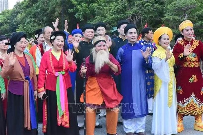Các đoàn nghệ sĩ tham gia đêm diễn diễu hành, giao lưu với khán giả. Ảnh: Tuyết Mai/TTXVN