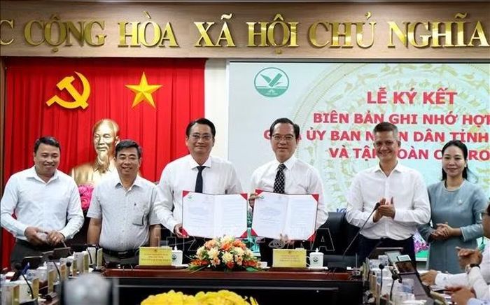 Các đại biểu thực hiện nghi thức ký kết biên bản ghi nhớ hợp tác. Ảnh: Phúc Sơn/TTXVN