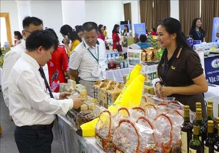 Đại biểu tham quan các gian hàng trưng bày, giới thiệu sản phẩm của các nước tại Hội nghị. Ảnh: Xuân Tư/TTXVN