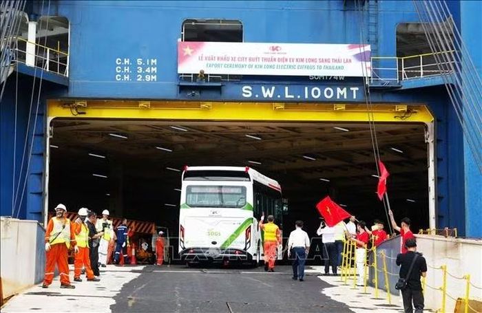 Xe ô tô buýt thuần điện của Kim Long Motor được đưa lên tàu biển để sang Thái Lan. Ảnh: Nguyên Lý/TTXVN