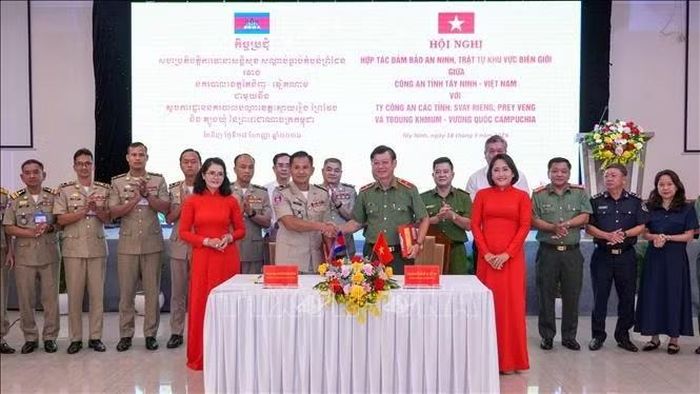 Công an tỉnh Tây Ninh và Ty Công an tỉnh Prey Veng (Campuchia) ký kết biên bản hợp tác phòng, chống tội phạm, bảo đảm an ninh, trật tự khu vực biên giới. Ảnh: Minh Phú/TTXVN
