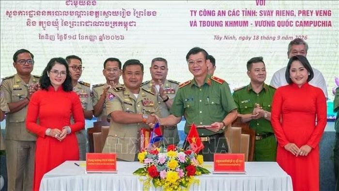 Công an tỉnh Tây Ninh và Ty Công an tỉnh Svay Rieng (Campuchia) ký kết biên bản hợp tác phòng, chống tội phạm, bảo đảm an ninh, trật tự khu vực biên giới. Ảnh: Minh Phú – TTXVN