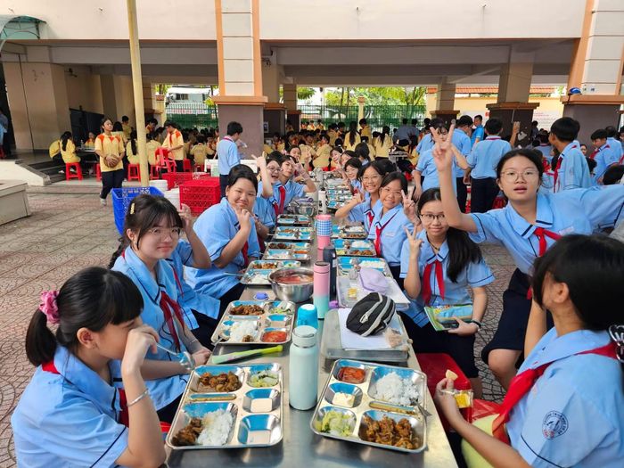 Học sinh Trường THCS Hồ Văn Long ăn bán trú lại từ ngày 18/9. Ảnh: NTCC