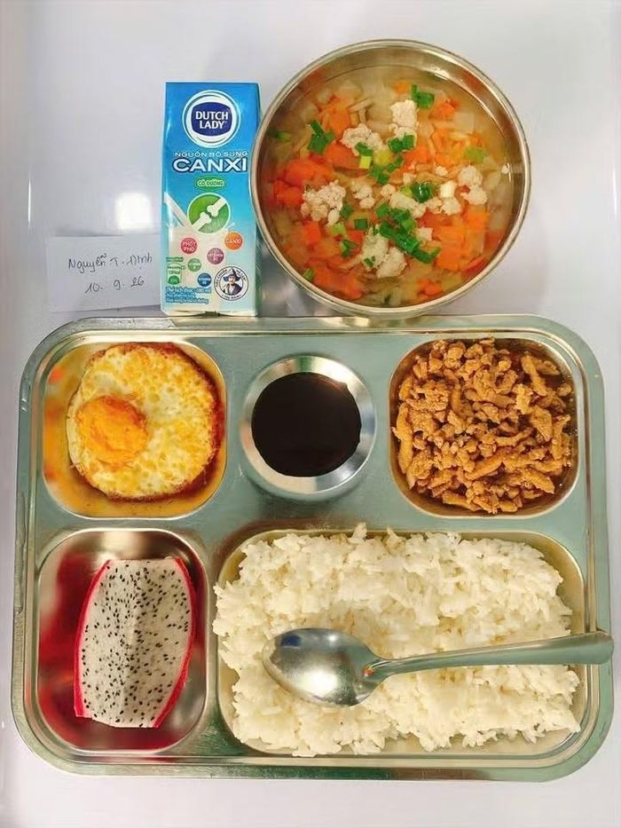 Suất ăn bán trú được Trường Tiểu học Nguyễn Thị Định cập nhật đến phụ huynh hằng ngày.