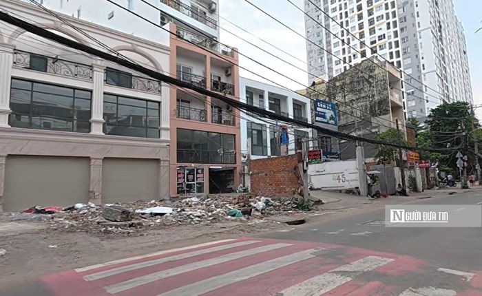 Ngoài ra, hàng chục hộ dân khác trên địa bàn phường Vĩnh Hội (Tp.HCM) cũng chưa nhận bồi thường và chưa tháo dỡ, bàn giao mặt bằng khiến công tác thi công đình trệ.