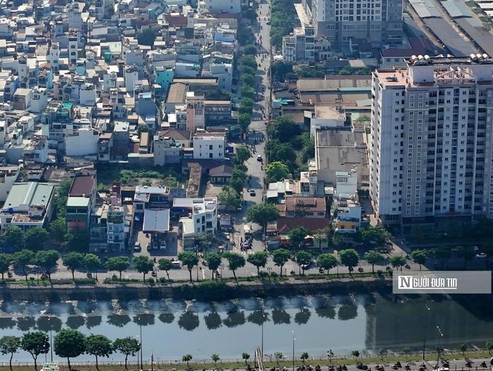 Đại diện Ban Giao thông Tp.HCM cho biết, tháng 12/2025, chủ đầu tư đã khởi công gói thầu xây lắp 2 (nhịp dẫn phía Quận 7 cũ). Đến nay, hạng mục này đã triển khai đúc cấu kiện, đạt khoảng 55% khối lượng, gồm các hạng mục hào kỹ thuật, hầm ga.