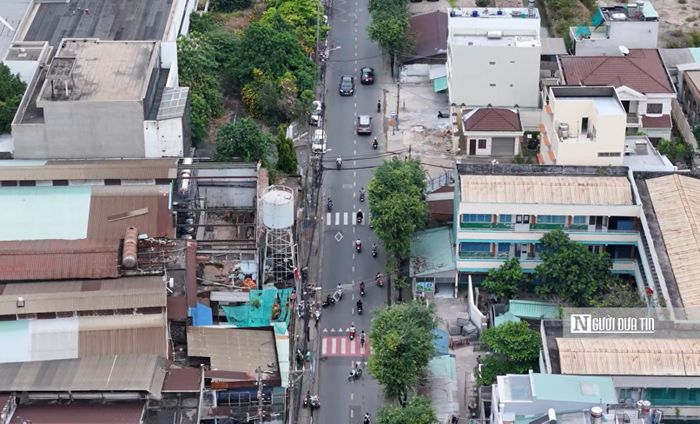 "Điểm nghẽn" gây khó khăn nhất của công tác giải phóng mặt bằng nằm tại Cư xá Cảng (số 13 Nguyễn Khoái, Quận 4 cũ). 20 hộ dân sinh sống tại đây vẫn đang chờ kiểm định chất lượng công trình để làm cơ sở bồi thường và tái định cư. Do vướng mắc này nên gói thầu xây lắp 4 (mở rộng đường Nguyễn Khoái) chưa thể khởi công đồng bộ.