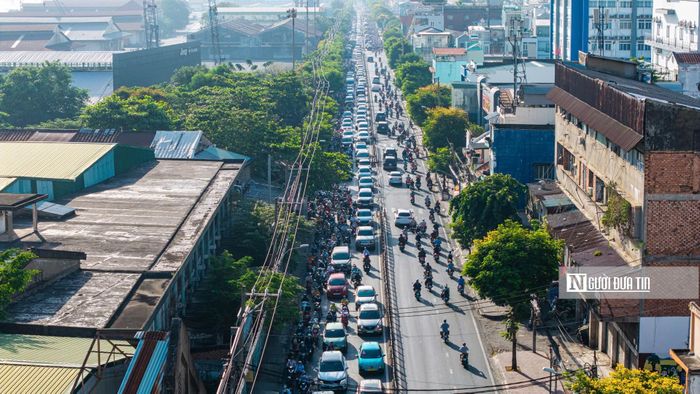 Từ khu Nam Tp.HCM (huyện Nhà Bè và Quận 7 cũ), muốn đi vào khu vực trung tâm Tp.HCM (Quận 4, Quận 1 cũ) có hai trục đường chính. Một là, lưu thông từ đường Nguyễn Hữu Thọ - cầu Kênh Tẻ, vào đường Khánh Hội, để vào Quận 4, sau đó đi qua nhiều tuyến đường nhỏ để qua cầu Ông Lãnh vào Quận 1. Hai là, đi từ đường Huỳnh Tấn Phát, qua cầu Tân Thuận để nhập vào đường Nguyễn Tất Thành (Quận 4 cũ), đi qua cầu Khánh Hội vào Quận 1. Hai trục đường chính này đã quá tải hàng chục năm qua, khiến việc di chuyển của người dân hết sức khó khăn.