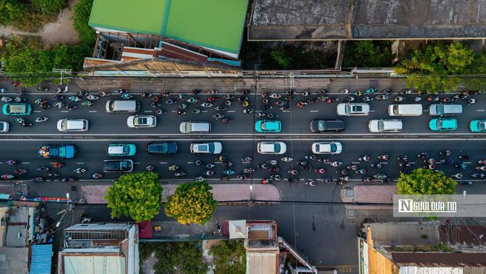Hơn 10 năm trước, chính quyền Tp.HCM đã muốn "giải bài toán" ùn ứ này và năm 2016, HĐND Tp.HCM thông qua chủ trương xây cầu, đường Nguyễn Khoái bắc qua kênh Tẻ, nối Quận 7, 4 và 1 (cũ), nhằm mở trục đường mới ra vào khu trung tâm.