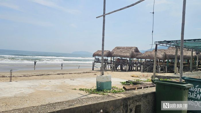 Việc các công trình, hàng quán xuất hiện dọc hành lang bờ biển không chỉ ảnh hưởng đến cảnh quan mà còn đặt ra vấn đề về việc bảo đảm không gian tiếp cận biển cho cộng đồng. Đặc biệt, tại những khu vực có đông người dân và du khách đến tắm biển, các lối xuống biển cần được duy trì thông thoáng, thuận tiện và phục vụ đúng mục đích.