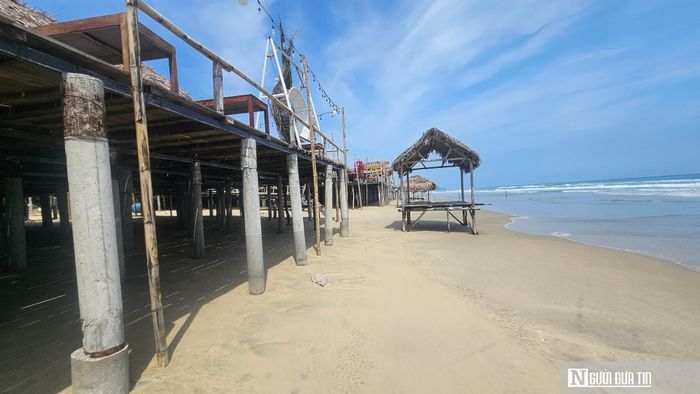 Một số công trình được dựng bằng kết cấu kiên cố, trong đó có những cột bê tông đóng sâu xuống bãi cát để làm khung cho chòi, nhà hàng.