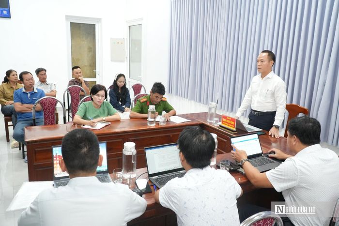 Tại cuộc họp, đại diện các phòng, ban chuyên môn của xã thông tin về hiện trạng các công trình, hàng quán đang hoạt động tại hành lang bờ biển và các tuyến đường ra bãi tắm cộng đồng. Chính quyền địa phương đồng thời trao đổi, phân tích các yêu cầu liên quan đến quản lý đất đai, trật tự xây dựng, hành lang bờ biển và không gian phục vụ cộng đồng.