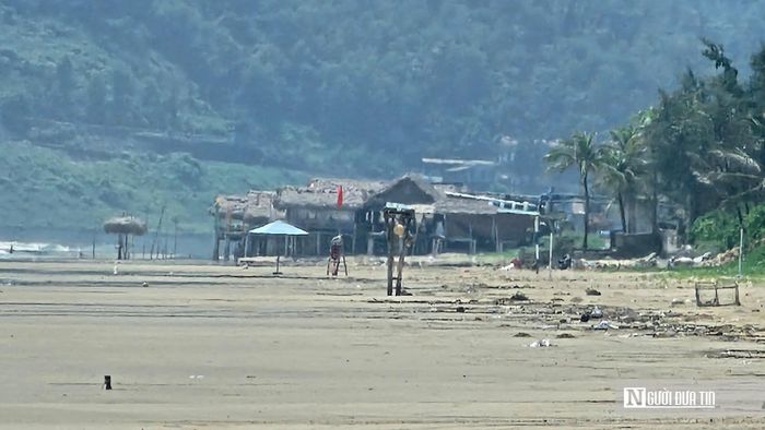 Hiện UBND xã Chân Mây - Lăng Cô đã giao Phòng Kinh tế chủ trì, phối hợp với các hộ dân kiểm tra, rà soát cụ thể hiện trạng, thống nhất phương án để các hộ chủ động thực hiện tháo dỡ trong tháng 9/2026. Theo kế hoạch, đến ngày 15/10/2026, địa phương sẽ tổ chức thực hiện việc tháo dỡ, đồng thời hoàn thiện các thủ tục pháp lý có liên quan.