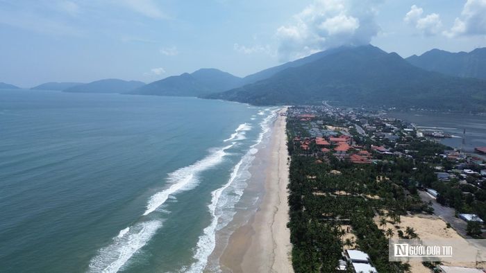 Vịnh Lăng Cô (xã Chân Mây - Lăng Cô, Tp.Huế), nằm dưới chân núi Hải Vân hùng vĩ, có diện tích khoảng 42,5km², sở hữu bãi cát trắng mịn trải dài hơn 10km cùng cảnh quan thiên nhiên đặc trưng. Năm 2009, Lăng Cô được Câu lạc bộ Các vịnh đẹp nhất thế giới (Worldbays) công nhận là một trong những vịnh đẹp của thế giới, góp phần đưa địa danh này trở thành điểm đến nổi bật trên bản đồ du lịch.