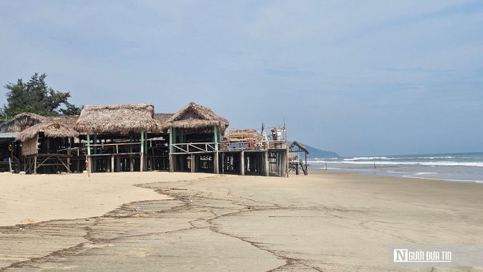 Ghi nhận ngày 17/9, tại khu vực bãi biển Loan Lý và Đông Dương (xã Chân Mây - Lăng Cô), nhiều nhà hàng, quán ăn được dựng san sát dọc bờ cát, lấn ra tận mép biển.
