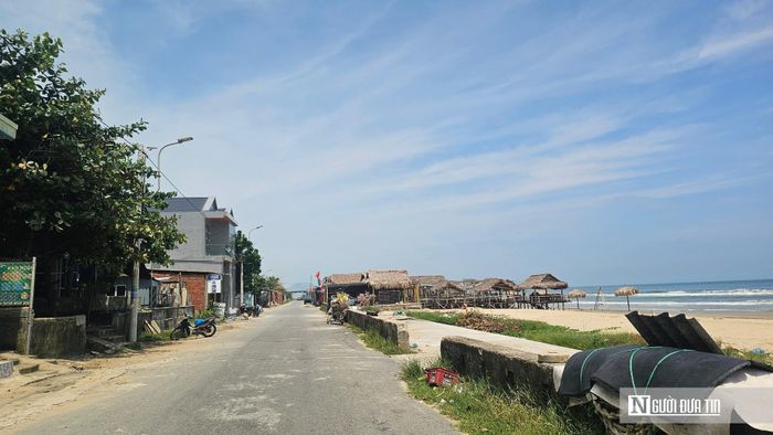 Tuy nhiên, bên cạnh vẻ đẹp được thiên nhiên ban tặng, một số khu vực ven biển Lăng Cô đang xuất hiện những hình ảnh hàng quán lấn chiếm làm giảm mỹ quan và ảnh hưởng đến không gian sử dụng chung.