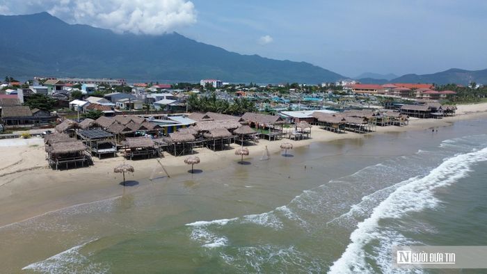 Tại một số vị trí, khoảng không gian dành cho cộng đồng bị thu hẹp đáng kể bởi các hạng mục phục vụ kinh doanh. Những lối đi xuống biển vốn phục vụ chung cho người dân và du khách có nơi khá nhỏ hẹp. Thậm chí, một số lối đi bị che chắn, khiến người đi biển có cảm giác đây là lối đi nội bộ của các cơ sở kinh doanh.