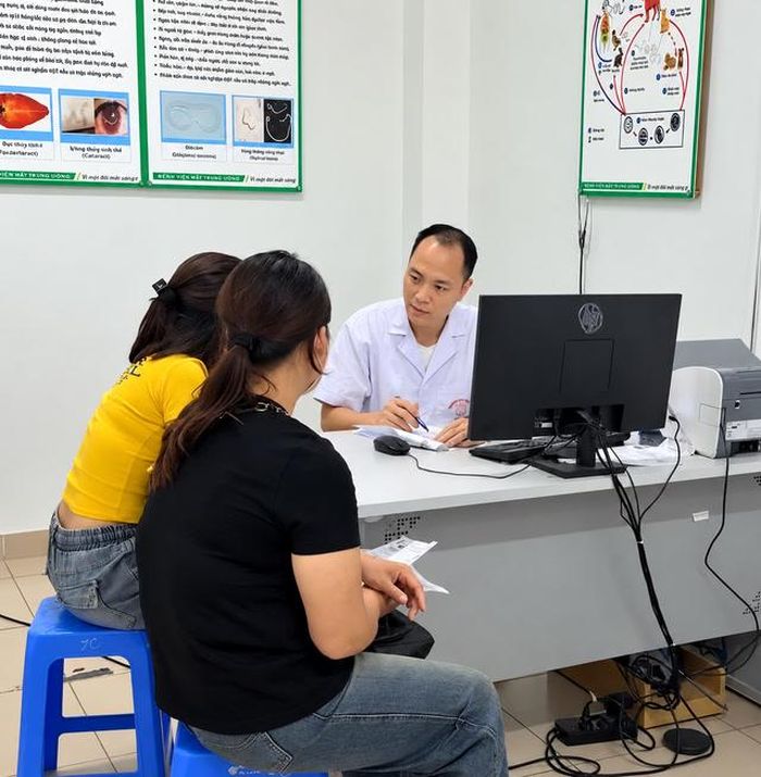 ThS.BS. Nguyễn Quốc Phương - Trưởng khoa Kiểm soát Nhiễm khuẩn, Bệnh viện Bệnh Nhiệt đới Trung ương tư vấn bệnh cho bệnh nhân (Ảnh: BVCC).