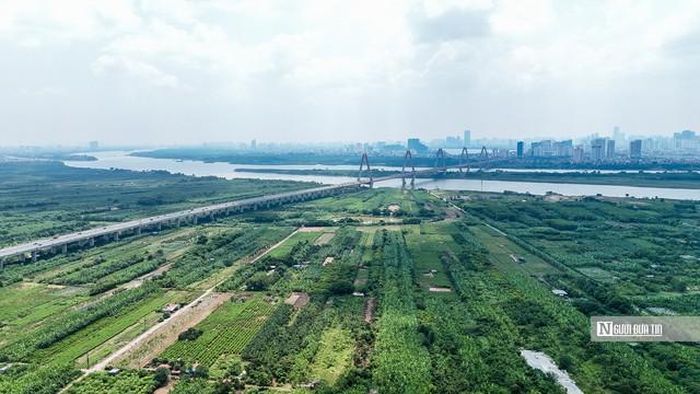 Toàn cảnh sông Hồng đoạn khu vực xã Vĩnh Thanh hướng trung tâm Hà Nội (Ảnh: Hữu Thắng).