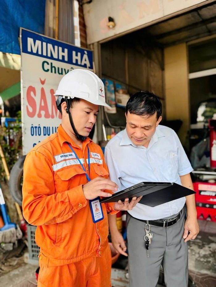 EVNHANOI đồng hành, hỗ trợ cùng khách hàng sử dụng điện