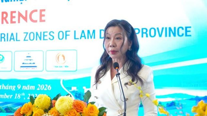 Bà Dương Thị Kiều Anh, Phó Chủ tịch HĐQT HZ Group, Phó Chủ tịch HĐQT Công ty CP Đầu tư Bình Tân (Chủ đầu tư Khu công nghiệp Hàm Kiệm II) phát biểu tại hội nghị.