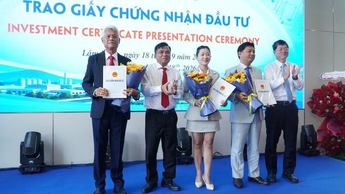 Ban Quản lý các KCN tỉnh Lâm Đồng trao giấy chứng nhận đăng ký đầu tư cho doanh nghiệp.